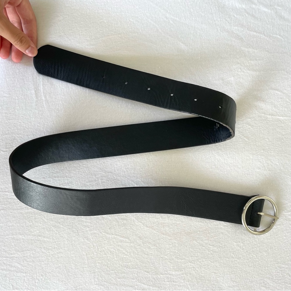 Brandy Melville Black and Silver Circle Buckle Belt